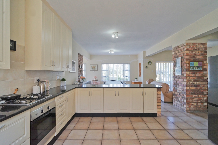 5 Bedroom Property for Sale in Seavale Eastern Cape